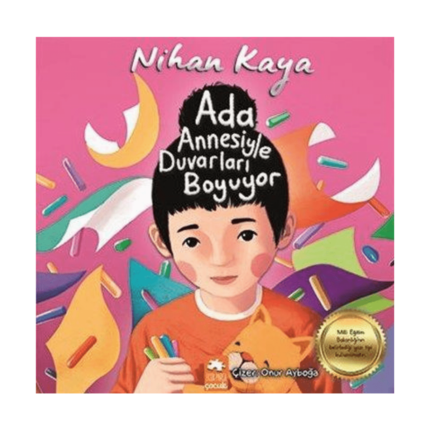 Ada Annesiyle Duvarları Boyuyor